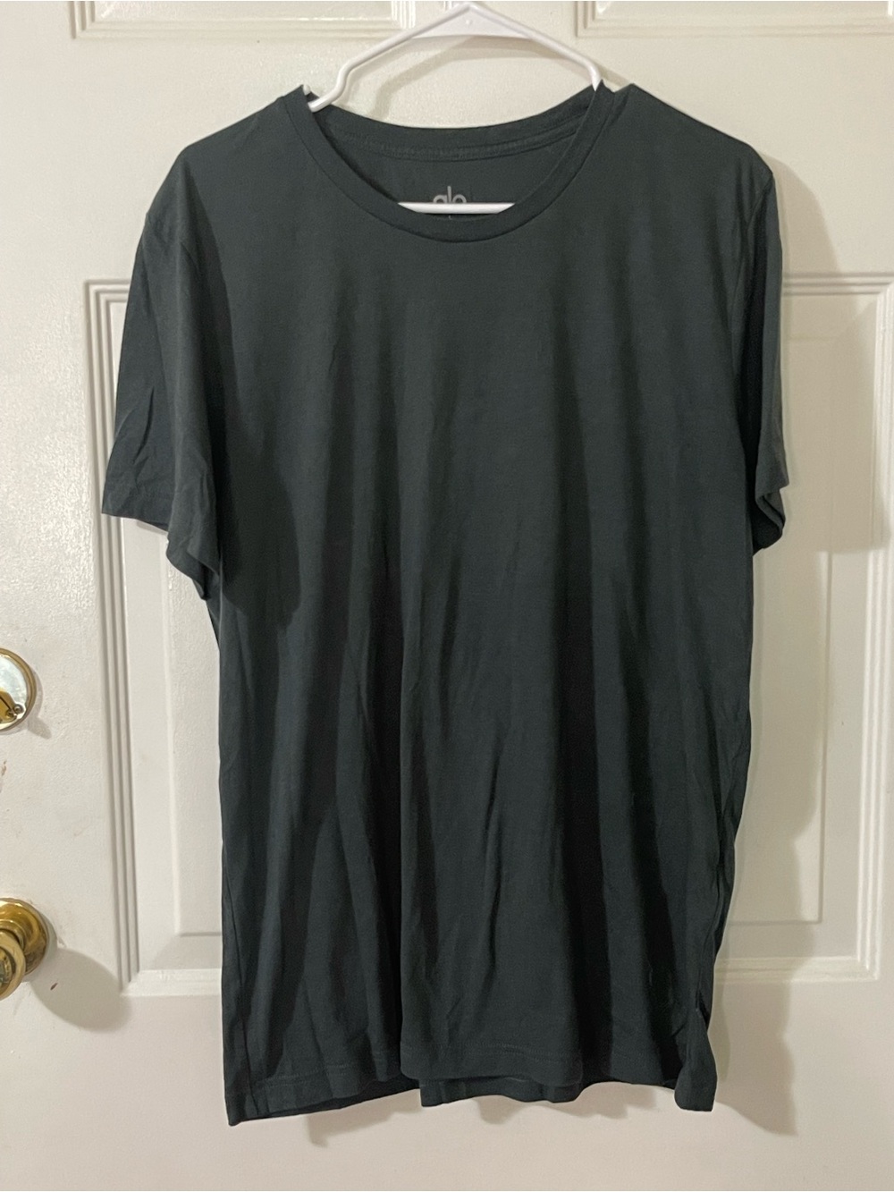 ALO Yoga Men's Short Sleeve Crew Tee in Charcoal Black